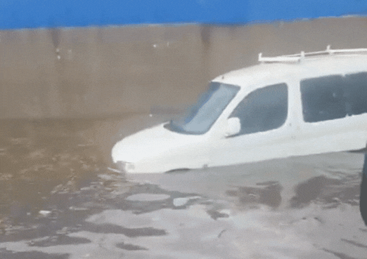 שלג ראשון כיסה את כתר החרמון, רכבים "טבעו" בהצפות | תיעוד