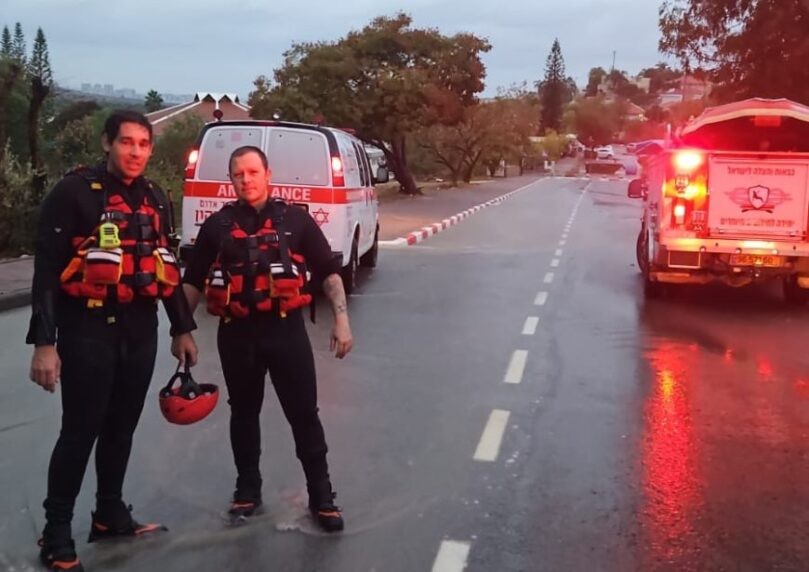 במהלך הלילה: 10 אזרחים חולצו מבתיהם באלקנה בעקבות הצפות
