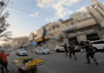 תיעוד דרמטי: כוחותינו עצרו מחבל לאור יום בלב השוק ברמאללה