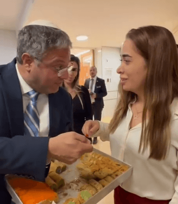 צפו: השר בן גביר שלף מגש בקלאוות, והחל לחלק לחברי הכנסת