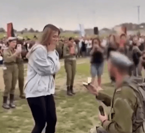 מרגש: חייל בודד הציע נישואין לזוגתו בסיום מסע הכומתה | צפו