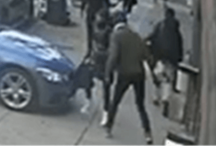 ירק וברח: גבר מניו יורק נעצר לאחר שתקף נשים - והשתחרר למחרת
