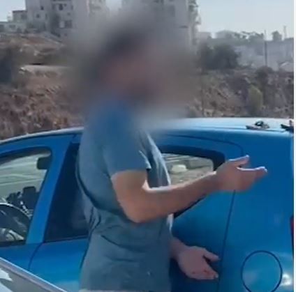 התעללות מזעזעת: צעיר תועד בועט בראשו של חתול מת
