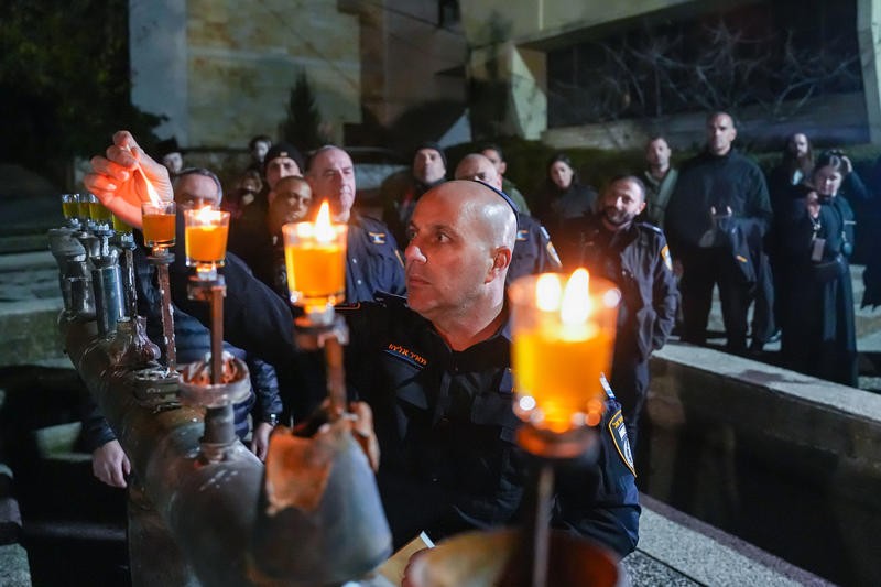 מניגריה ועד סיביר: הנקמה המאירה של שלוחי חב"ד - נרות החנוכה