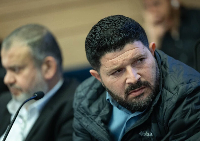 "אתה פורע את הסדר": החולצה של אלמוג כהן ותגובת השופטת