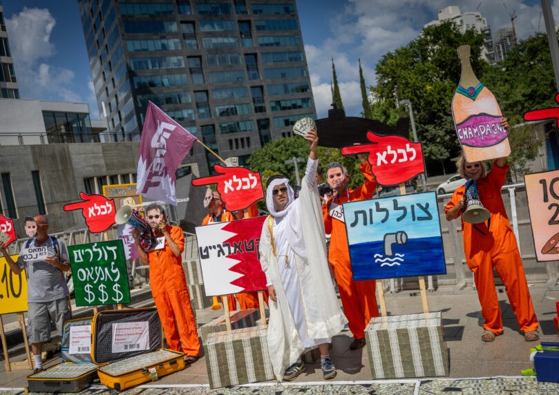 נתניהו עם ראש כרות: מיצג מזעזע הוצב בפתח בית המשפט | צפו
