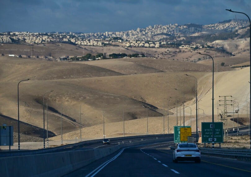 היום שאחרי הסערה: קטע מכביש 90 נפתח מחדש לתנועה