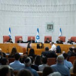 ההחלטה המופקרת: בג"ץ דן באישור להפגין בזמן שתפילות נאסרו