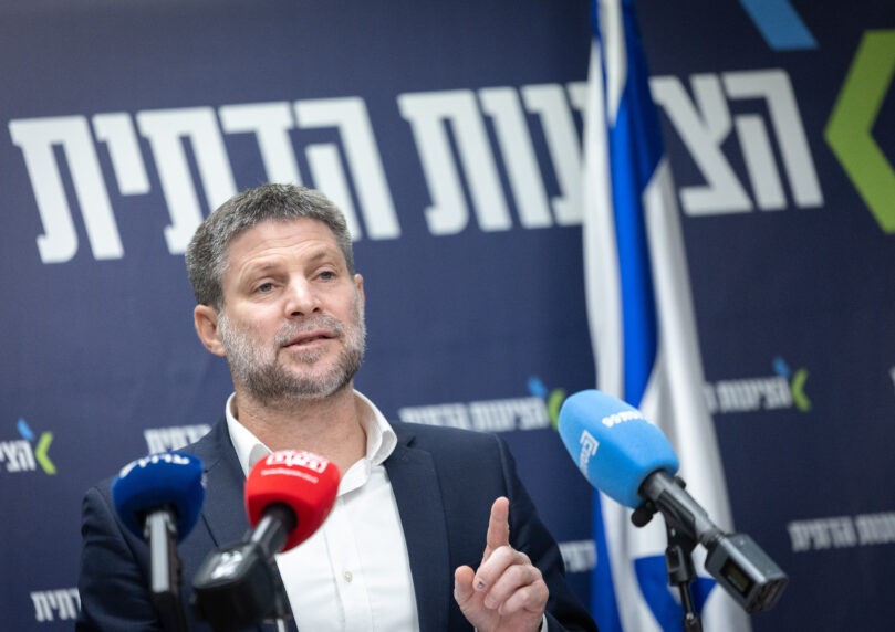 לקראת הפגישה בבית הלבן: סמוטריץ' מציב קווים אדומים לנתניהו