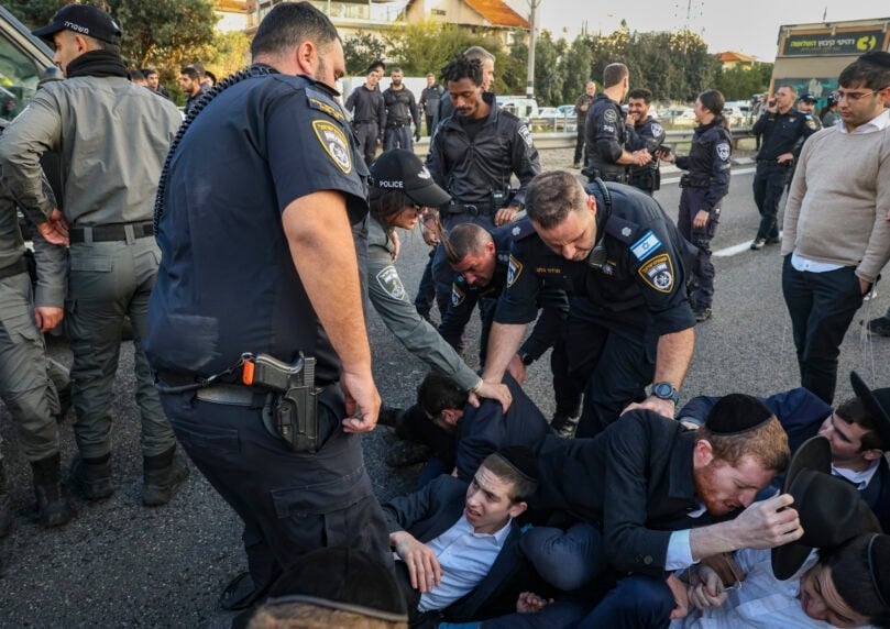 מחאת הפלג: מפגינים החלו לחסום את כביש 4 סמוך לבני ברק