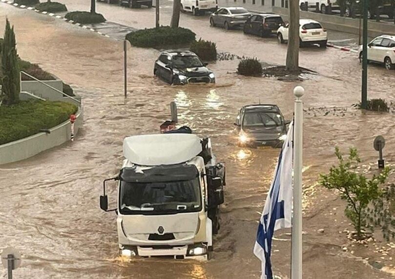 הצפות חריגות בנתניה; אנשים תקועים על גגות הרכבים