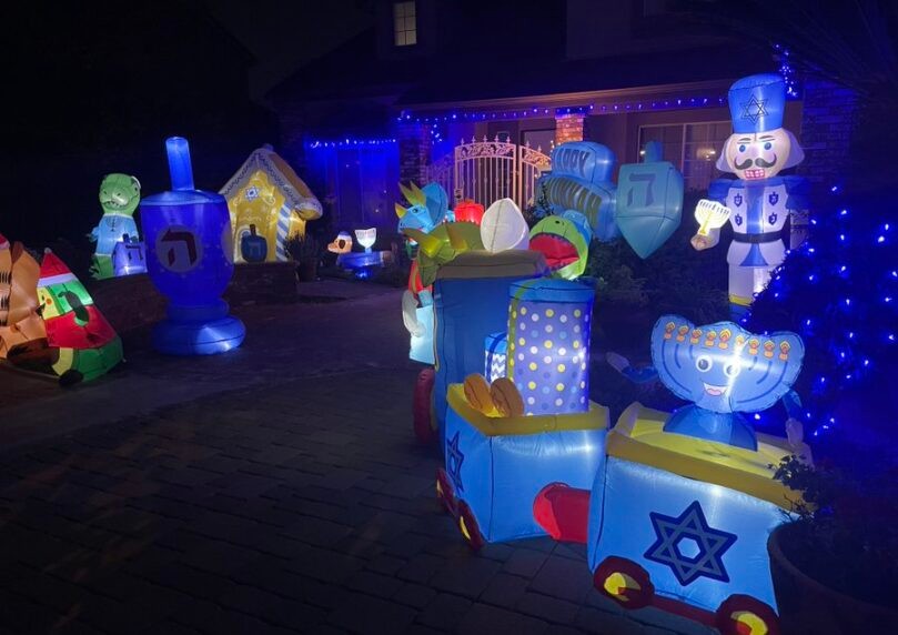 20 קליעים נורו לעבר בית שקושט בסמלי חנוכה בקליפורניה | צפו