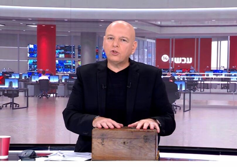 "רעייתי ואני פרצנו בבכי": מה גילה בועז גולן בתוך קופסת העץ?
