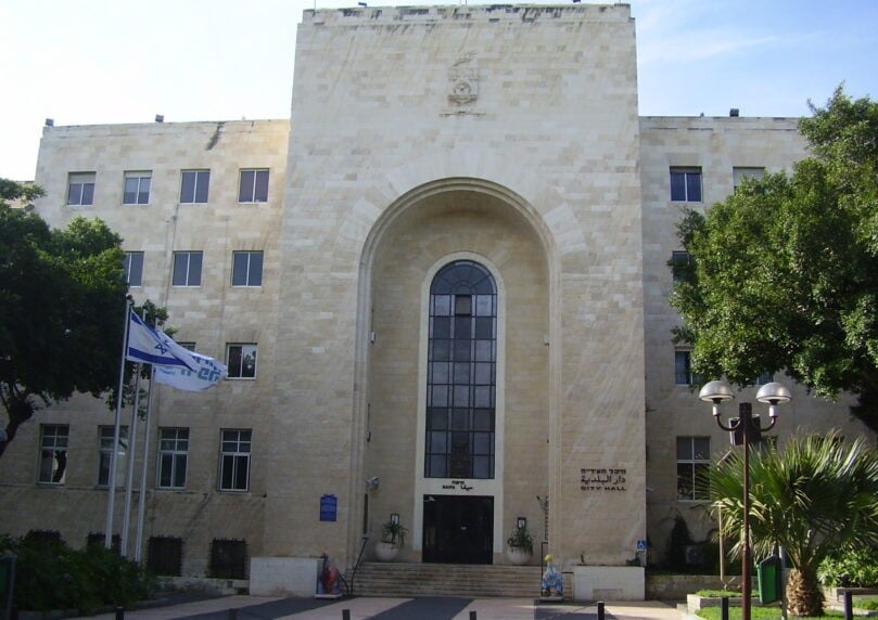 סערה בעיריית חיפה: חבר מועצה הואשם בהטרדה מינית - והודח