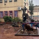 נזקי מזג האוויר: עץ קרס בחצר בית ספר, שתי תלמידות נפצעו