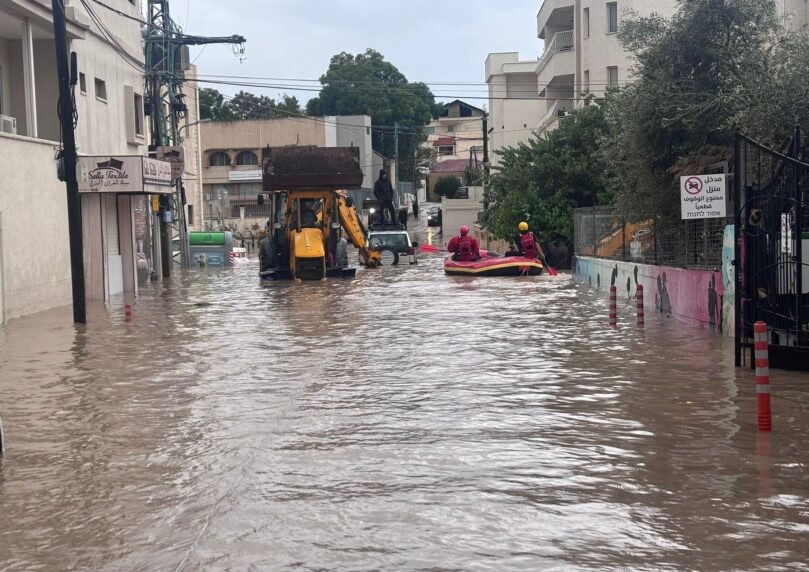 מזג האוויר הסוער: נהג נלכד על גג רכב בשרון - וחולץ | צפו