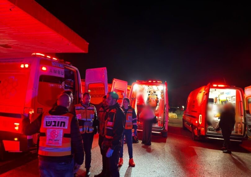 הצפה בבית שקמה: עשרות לכודים חולצו, 16 נפגעים פונו לבתי החולים