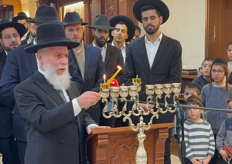 עם עשרות מתלמידיו: הרב זמיר כהן הדליק נר ראשון של חנוכה