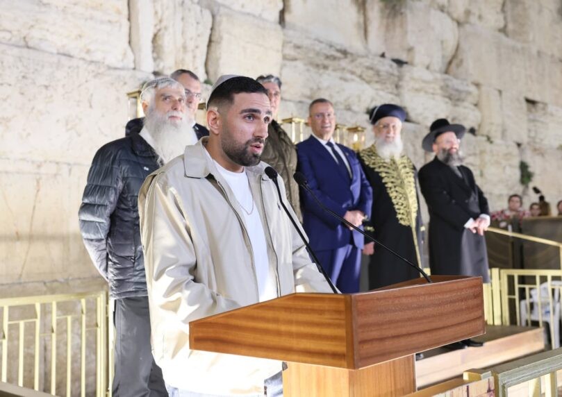 "אני סוגר מעגל": שגב כלפון הדליק נר ראשון בכותל המערבי