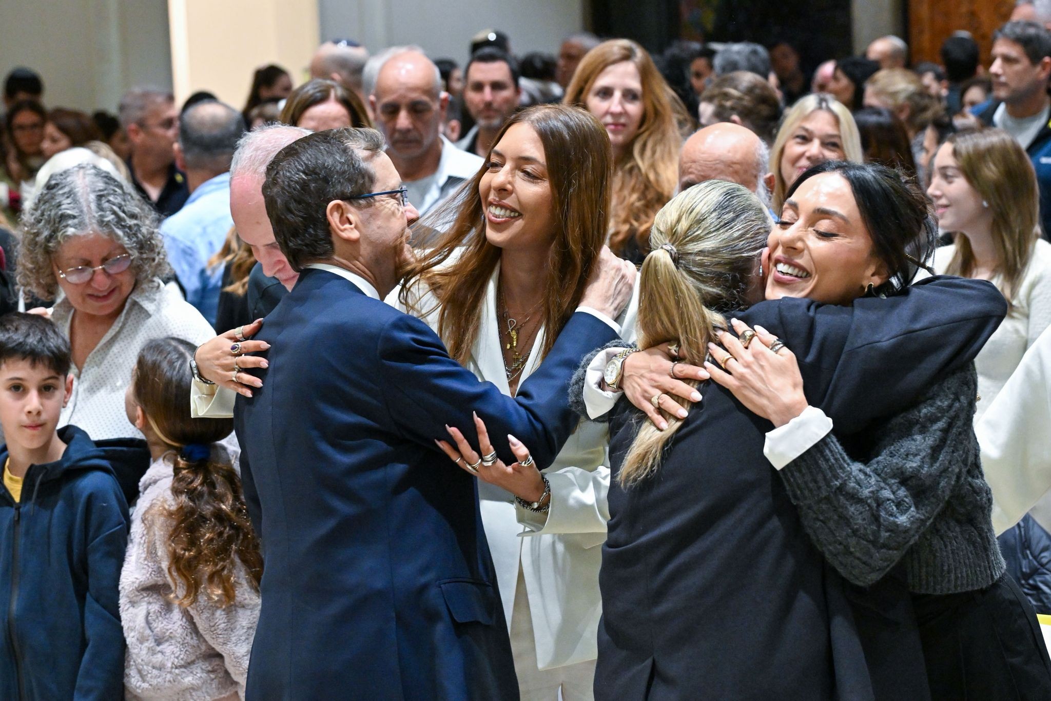 מהחושך אל האור: שורדי שבי הדליקו נר ראשון בבית הנשיא
