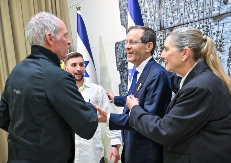 מהחושך אל האור: שורדי שבי הדליקו נר ראשון בבית הנשיא