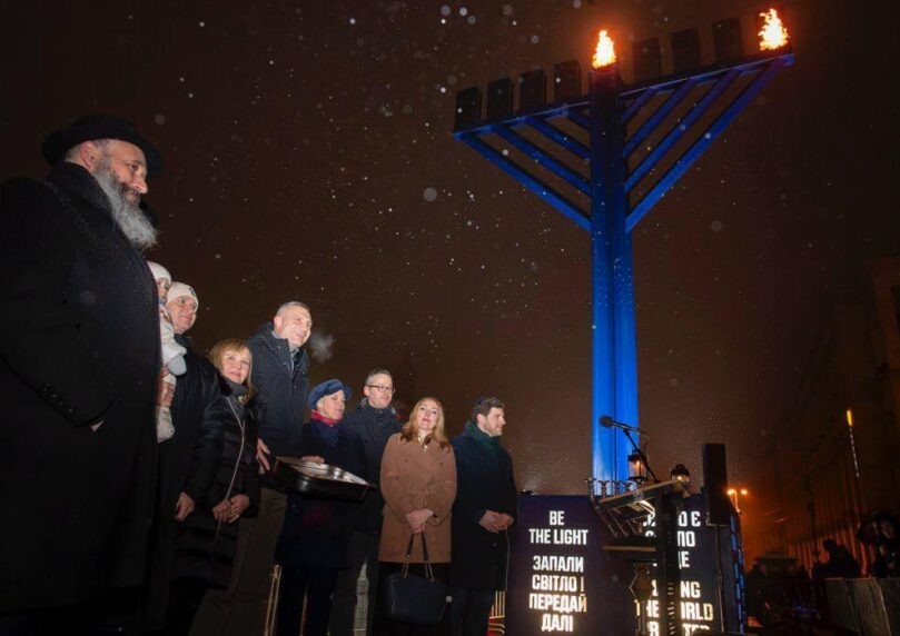 מפריז ועד תאילנד: צפו בהדלקת נר ראשון של חנוכה מסביב לעולם