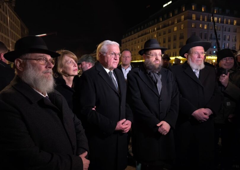 צפו: הרב הראשי לישראל הדליק נר ראשון בשער ברנדבורג שבברלין