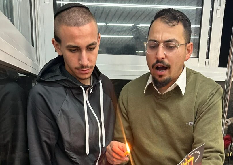 חג שמח! כוכבי ערוץ 14 בהדלקת נר ראשון של חנוכה