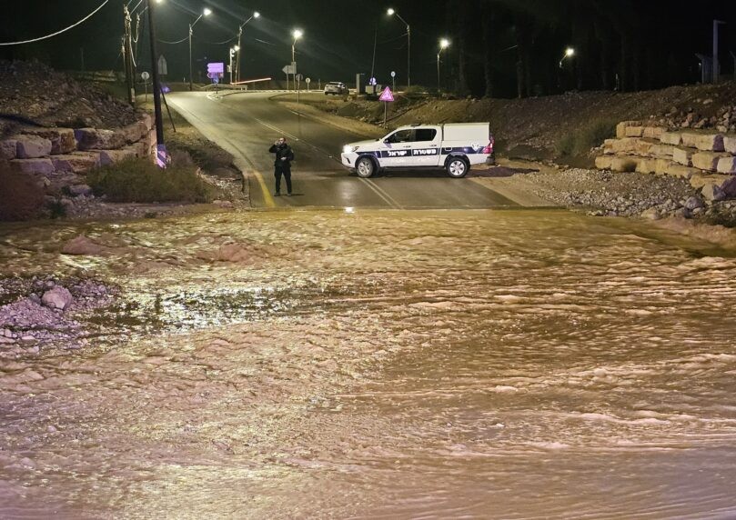 מזג האוויר הסוער: עומסי תנועה וחסימות כבישים בדרום הארץ