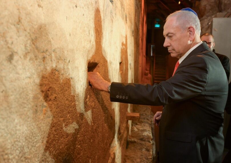 אלו הפתקים שהטמינו רה"מ ורעייתו בכותל המערבי