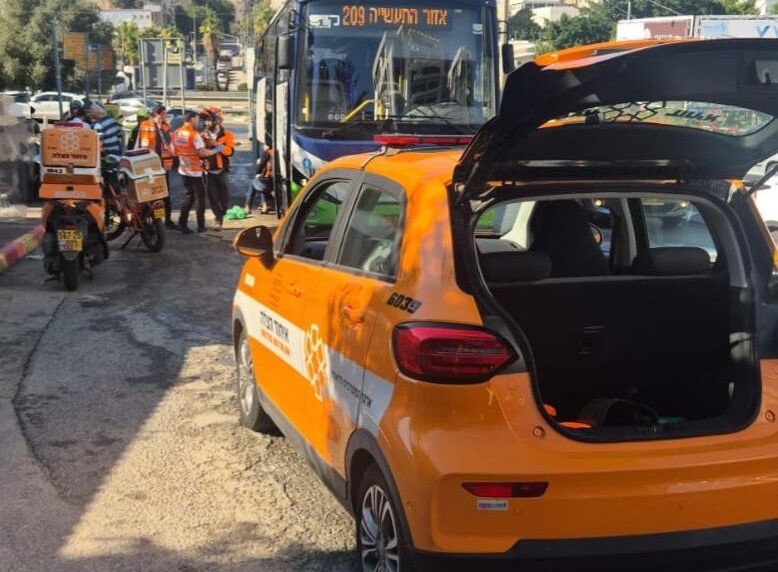 גבעת שמואל: הולכת רגל נפגעה מרכב - מצבה אנוש