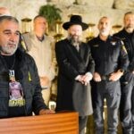 מעמד מרגש בכותל: הוריו של רן גואילי השתתפו בהדלקת נר חנוכה