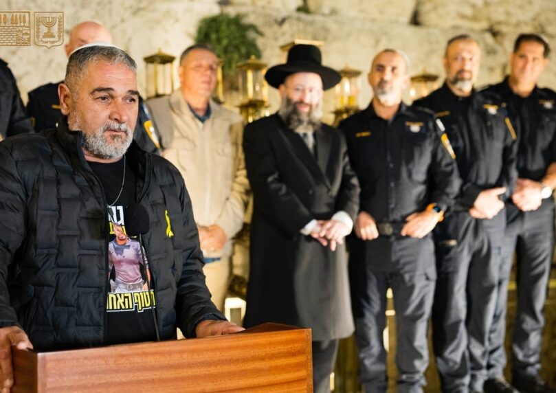 מעמד מרגש בכותל: הוריו של רן גואילי השתתפו בהדלקת נר חנוכה