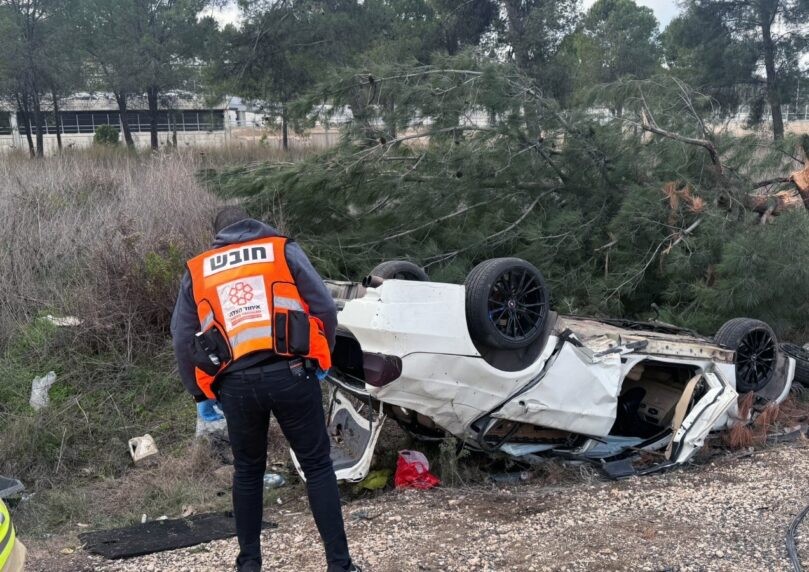 צעיר כבן 22 נפצע בינוני לאחר שהתהפך עם רכבו בכביש 85