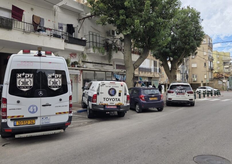 דרמה בפתח תקווה: גופת גבר אותרה בחדר מדרגות בבניין מגורים