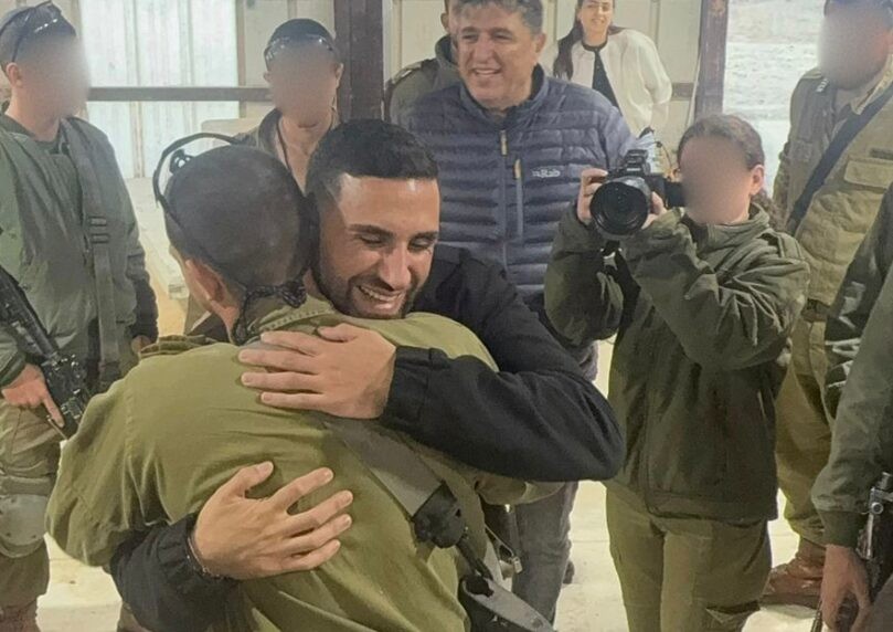 מרגש: שורד השבי בהדלקת נר שמיני של חנוכה עם לוחמי הנח"ל