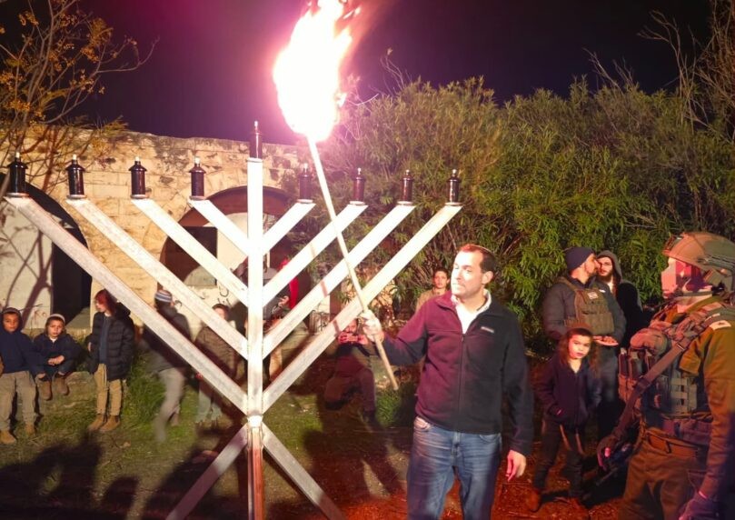 על הניסים: נר שמיני הודלק ביישוב שפונה בשומרון - ויוקם מחדש