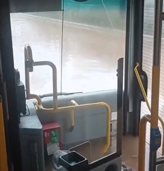תיעוד חריג: האוטובוס מוצף מים והנוסעים עומדים על המושבים