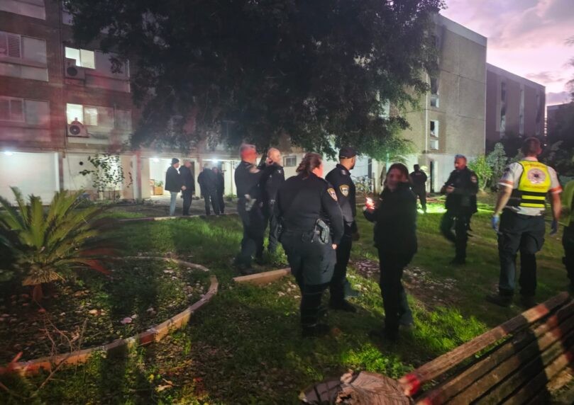 שריפה פרצה בבניין בחדרה: כוחות מבצעים סריקות לאיתור לכודים