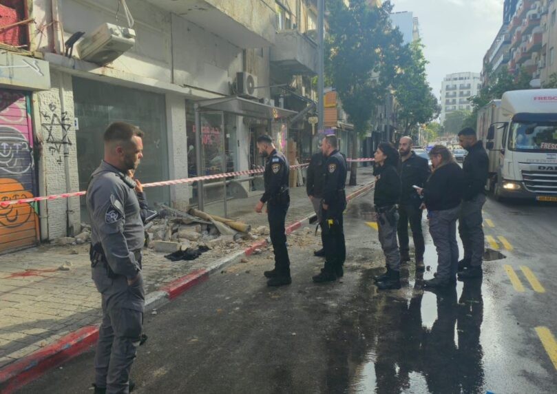 נזקי הסופה: מרפסת קרסה בתל אביב - גבר כבן 70 נפצע קשה