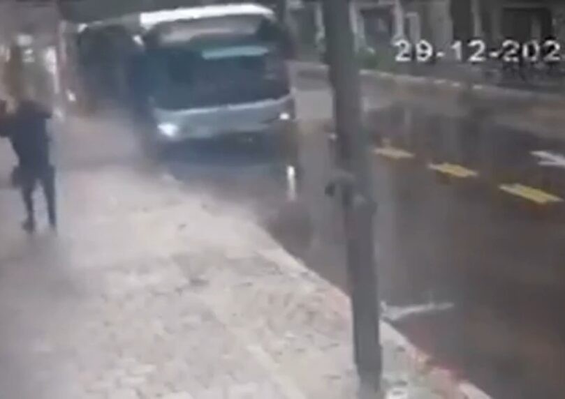 תיעוד חריג: בן ה-70 ירד מהאוטובוס - והמרפסת קרסה עליו