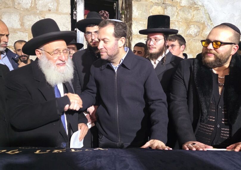 הרב אלבז בקבר יוסף: "כאן תוחזר עטרה ליושנה"