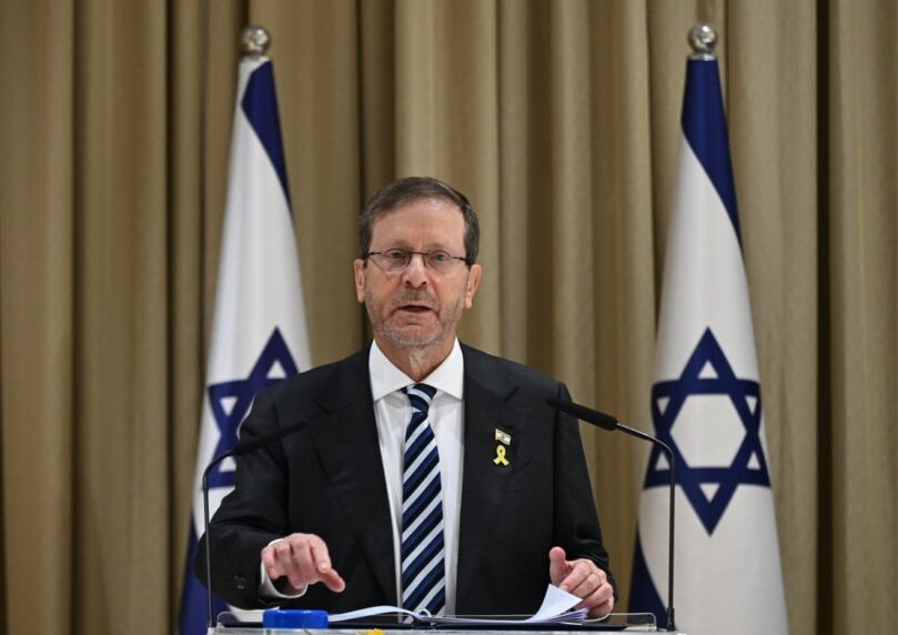 הרצוג מתעלם מהביקורת על ביהמ"ש - ותוקף את הקואליציה