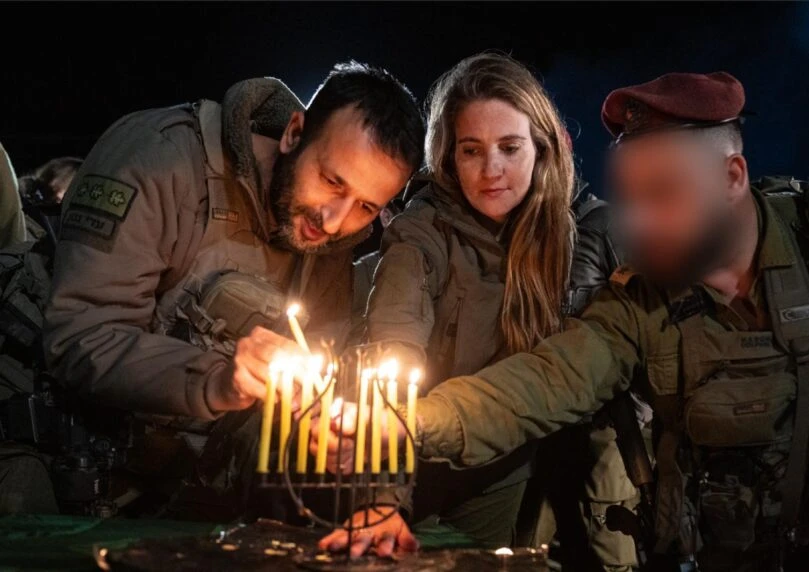 אחותה של שירי ביבס הי"ד הדליקה את החנוכייה השרופה מניר עוז