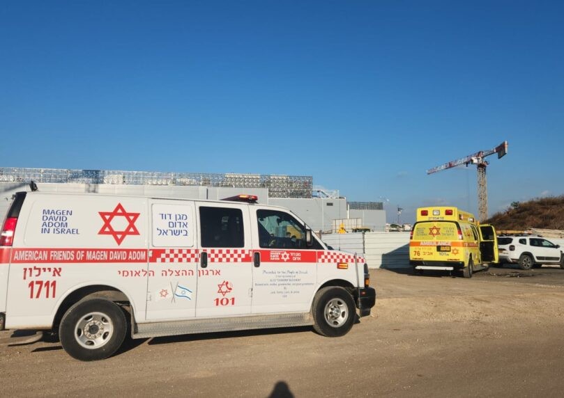 פועל נפגע מחפץ כבד באור יהודה ונהרג, פצוע נוסף במצב קשה