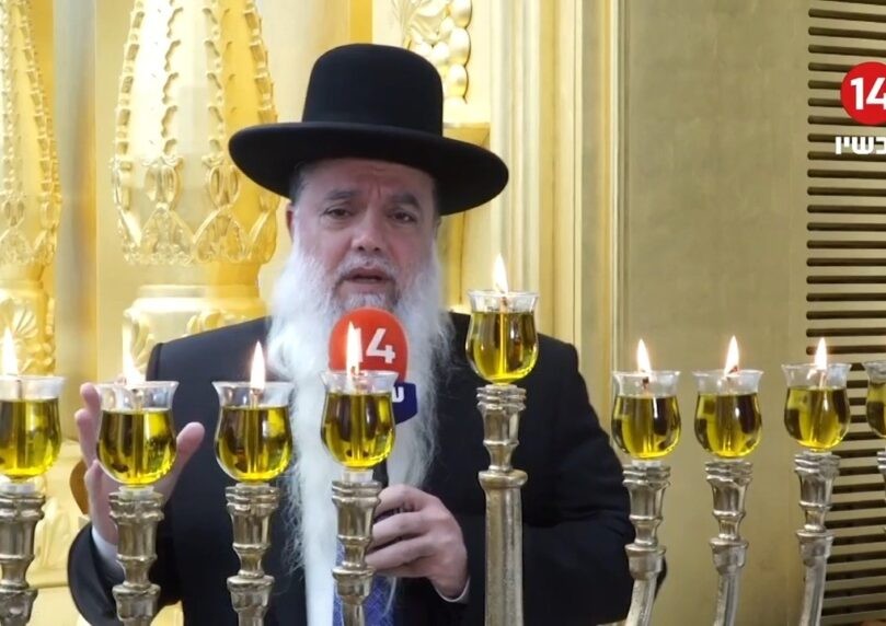 צפו: הרב יגאל כהן בהדלקת נר שמיני של חנוכה