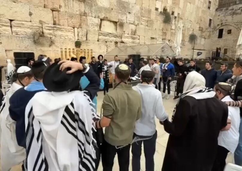 ראש חודש טבת: המונים התאספו ברחבת הכותל המערבי לקראת התפילה