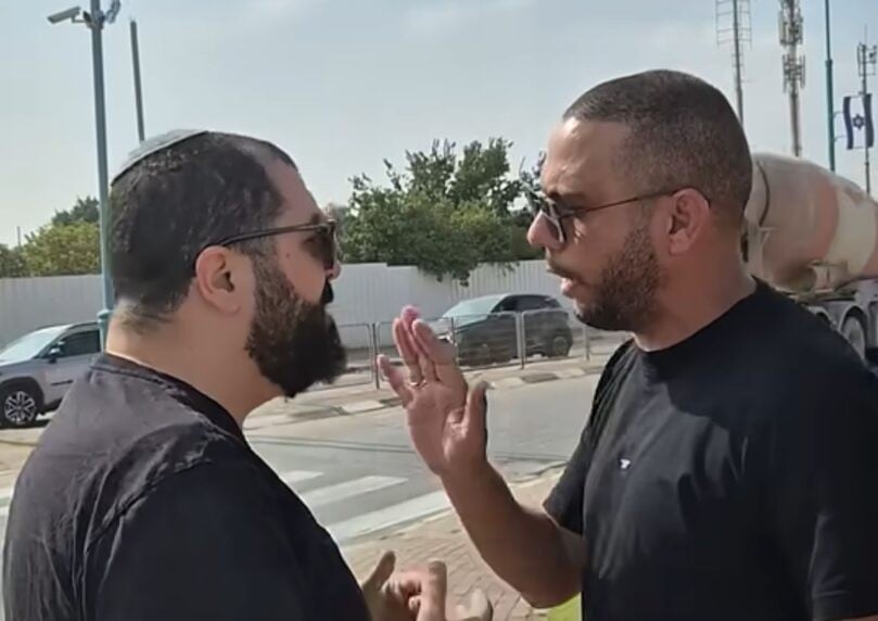 ערבי איים על יהודים ונחקר במשטרה: "אשרוף לכם את הרכב" | צפו