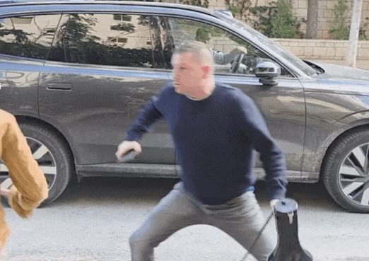 פעילי ימין הפגינו מחוץ לביתה של הפצ"רית - והותקפו באלימות