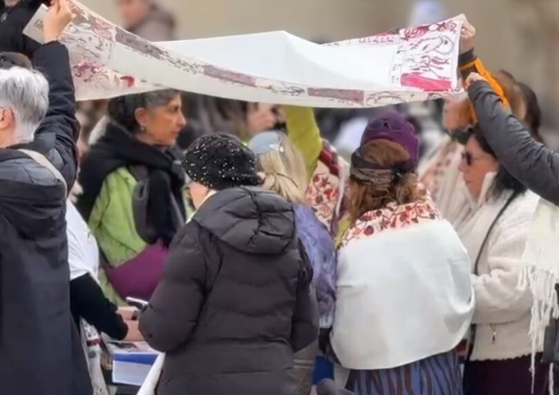 נשות הפרובוקציה ניסו להכניס ספר תורה לרחבת הכותל - ונבלמו